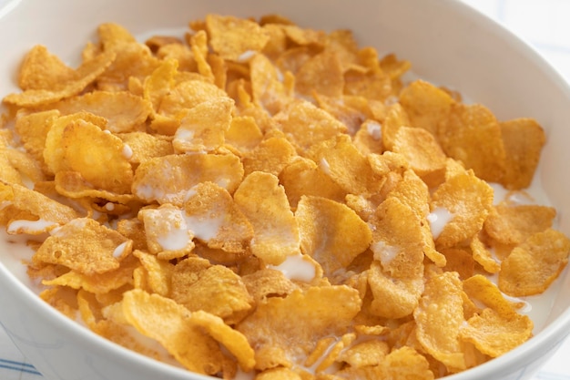 Kom met traditionele cornflakes close-up