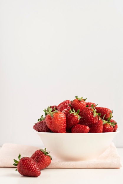 Kom met verse aardbeien gezond eten concept