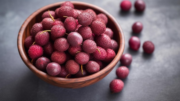 Kom met verse acai bessen op een grijze stenen tafel.