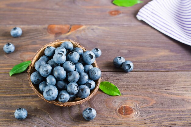 Kom met verse bosbessen op een houten tafel Antioxidant biologisch gezond voedsel