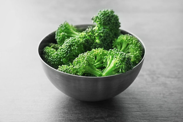 Kom met verse groene broccoli op tafel