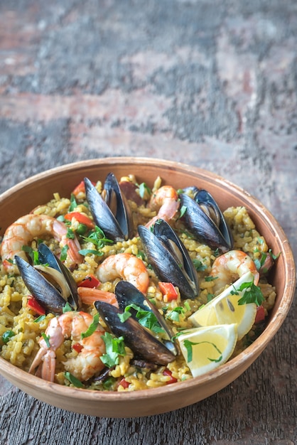 Kom met zeevruchten paella