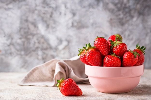 Kom met zoete verse aardbeien