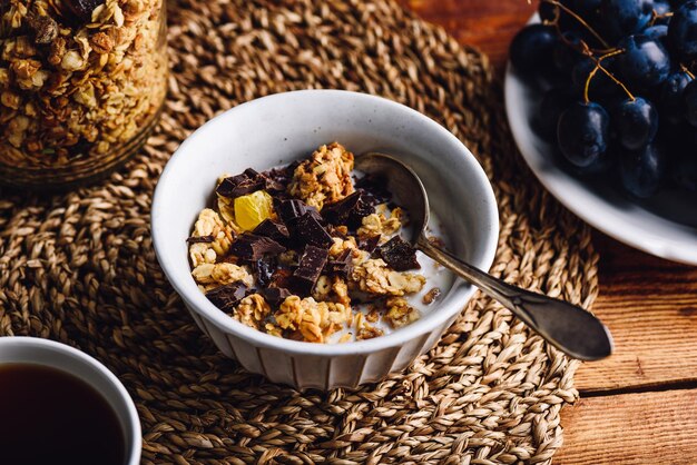 Kom muesli met chocolade als ontbijt