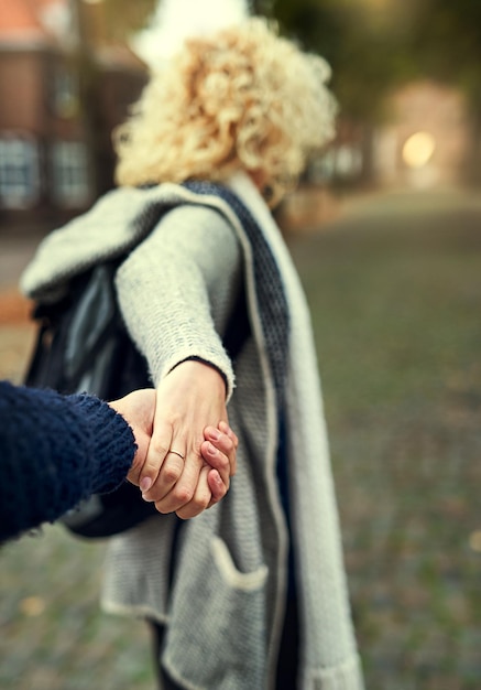 Kom op liefje Achteraanzicht shot van een jonge vrouw die haar man door een vreemde stad leidt