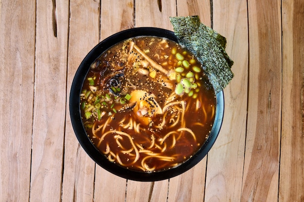 kom ramen met noedels op houten oppervlak