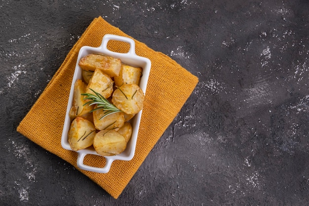 Kom rustieke gebakken en geroosterde aardappelen met rozemarijn.