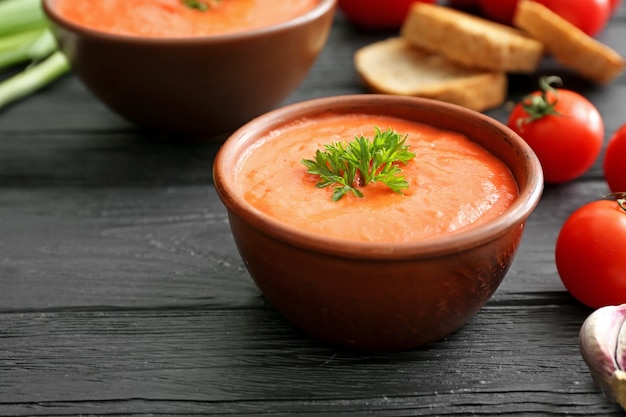 Kom smakelijke roomsoep op tafel