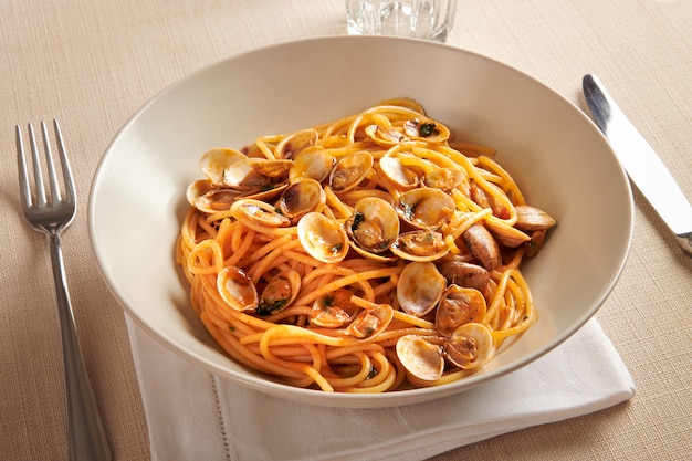 Kom spaghetti alle vongole of mosselen