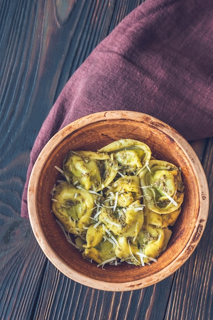 Kom tortelloni gevuld met ricotta