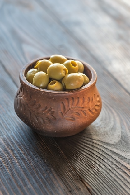 Kom van olijven op de houten tafel