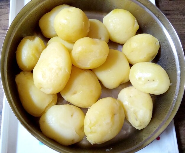 Kom vers gekookte aardappelen klaar om te serveren