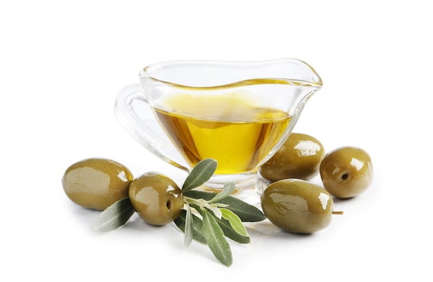 Kom verse olijfolie en groene olijven met bladeren geïsoleerd op een witte achtergrond. Uitzicht van boven