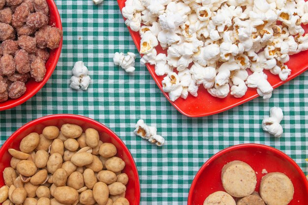 Kom vol zoete en zoute pinda's en popcorn Braziliaans juni-feest