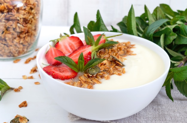 Kom yoghurt, granola en aardbeien