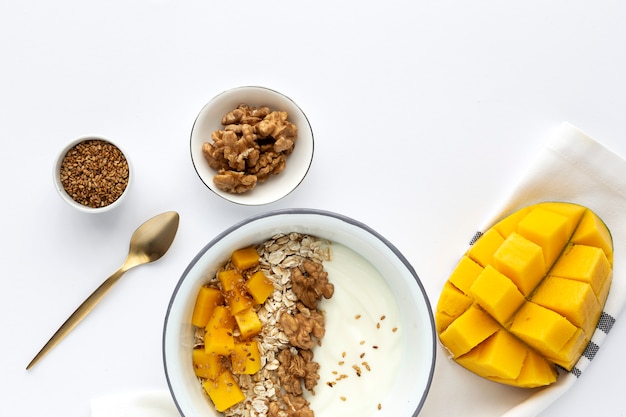 Kom zelfgemaakte muesli met yoghurt en ontbijtgranen