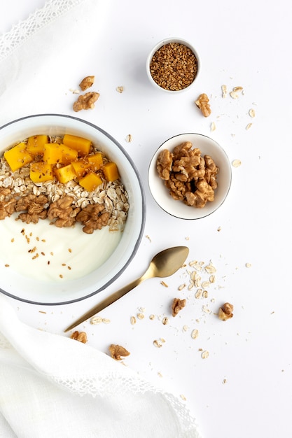 Kom zelfgemaakte muesli met yoghurt en ontbijtgranen