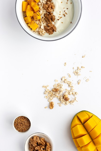 Kom zelfgemaakte muesli met yoghurt en ontbijtgranen