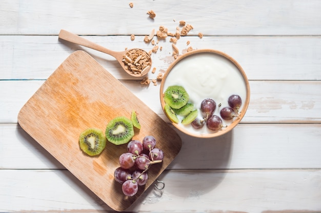 Kom zelfgemaakte muesli met yoghurt