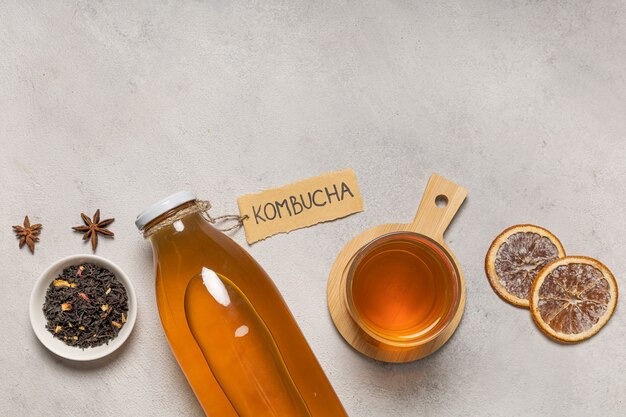 "Kombucha"라고 쓰여진 Kombucha 병과 음료 한 잔