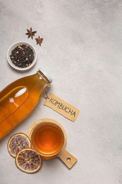 "Kombucha"라고 쓰여진 Kombucha 병과 음료 한 잔