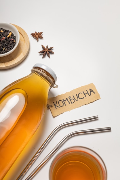 "Kombucha"라고 쓰여진 Kombucha 병과 음료 한 잔