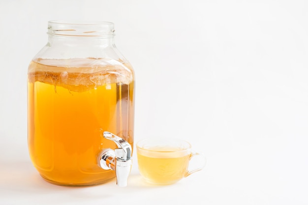 Kombucha, bevanda a base di fungo del tè in un barattolo di vetro con un rubinetto