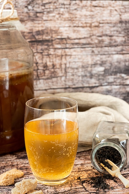 사진 kombucha 발효 건강 음료는 재료와 함께 소박한 테이블에 유리에 제공