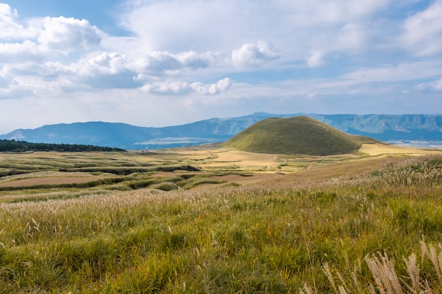 Vulcano komezuka con paesaggio verde aso, kumamoto, kyushu, giappone,