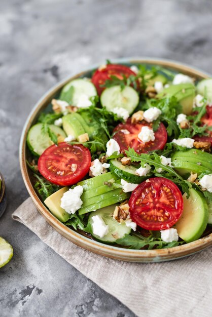 Komkommer avocado tomatensalade met rucola en feta Lekkere zomerse salade