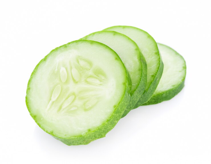 Komkommer geïsoleerd op wit