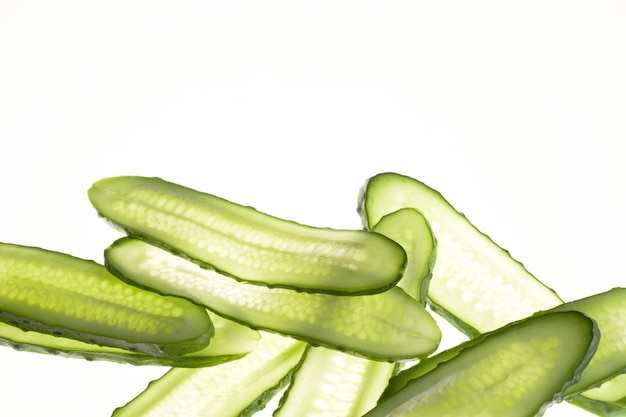 Komkommer groene plakjes patroon geïsoleerd op een witte achtergrond. Creatief komkommersbehang, voedselachtergrondontwerp