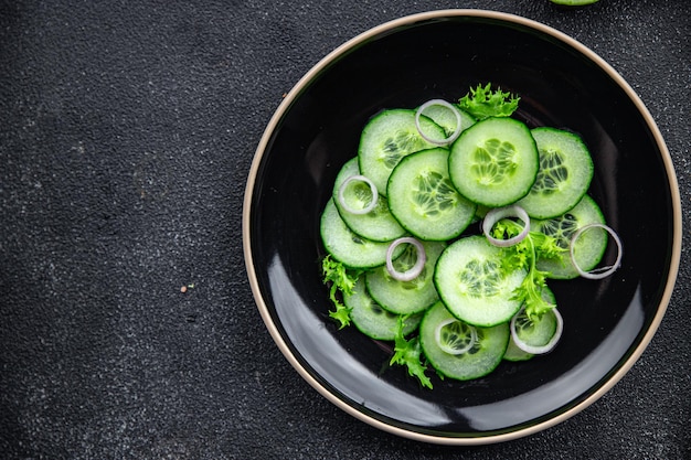 komkommer groene salade verse groente maaltijd eten snack op tafel kopie ruimte voedsel achtergrond rustiek