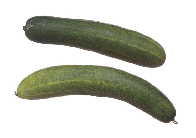 Komkommer vliegt in de lucht groene verse groente komkommer valt Organische verse groente met gegeten blad van lange komkommer close-up textuur Witte achtergrond geïsoleerd bevriezen beweging hoge snelheid sluiter