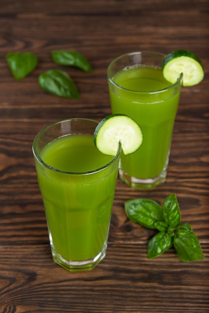 Komkommerlimonade met basilicum in een glas