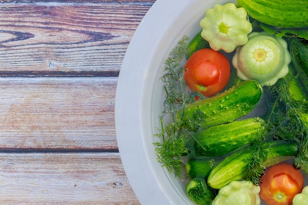 Komkommers en tomaten moeten worden gewassen voor beitsen