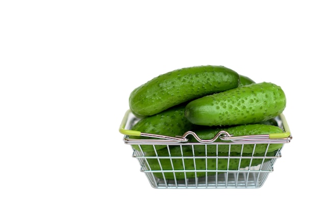 komkommers in een mand op een witte achtergrond