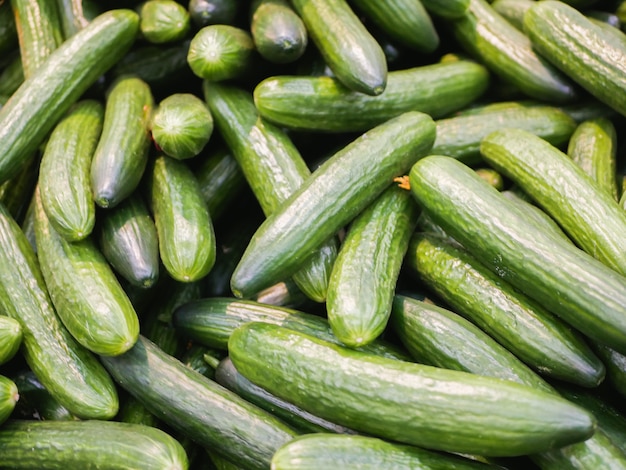 Komkommers in het winkelcentrum. in het winkelcentrum. Vegetarisch eten.