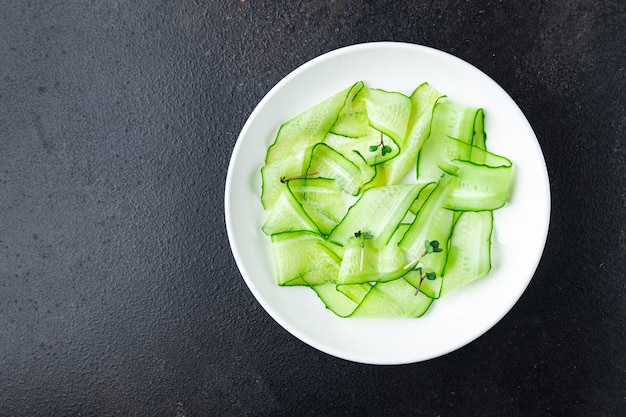 komkommersalade plakjes groente klaar om te eten maaltijd snack op tafel kopieer ruimte voedsel achtergrond