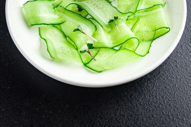 komkommersalade plakjes groente klaar om te eten maaltijd snack op tafel kopieer ruimte voedsel achtergrond