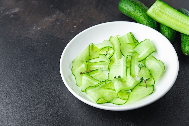 komkommersalade plakjes groente klaar om te eten maaltijd snack op tafel kopieer ruimte voedsel achtergrond