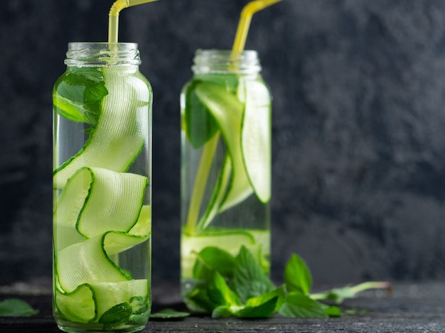 Komkommerwater met munt in het glas. verfrissende detoxdrank