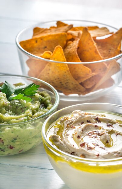 Kommen hummus en guacamole met tortillachips