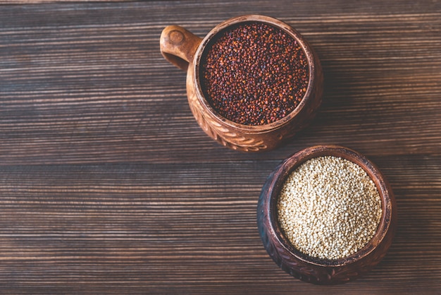 Kommen van witte en rode quinoa