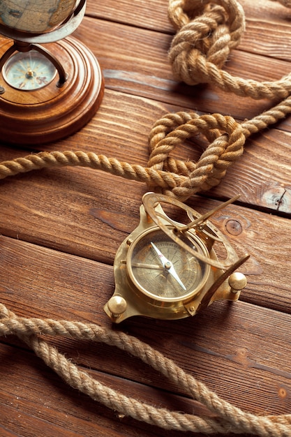 Kompas en touw op houten tafel