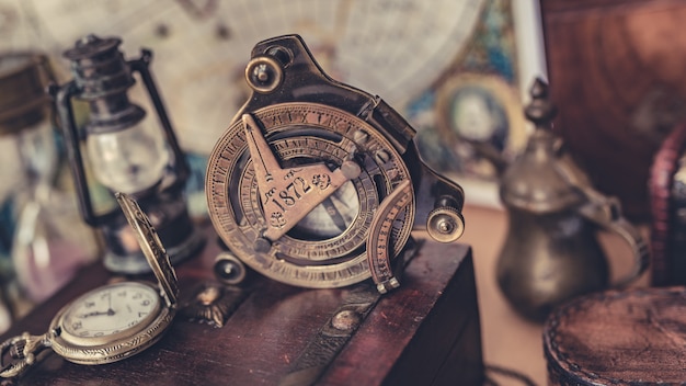Foto kompas met houten schat