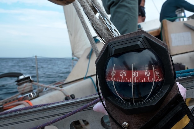 Kompas op een jachtboot een blauwe zomerse zee-oceaandag