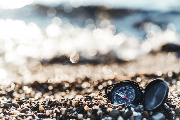 Kompas op een zandstrand