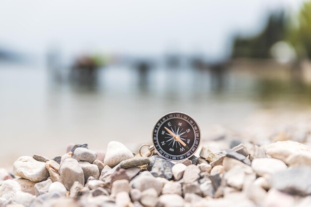 Kompas op het strand kleine stenen tekstruimte