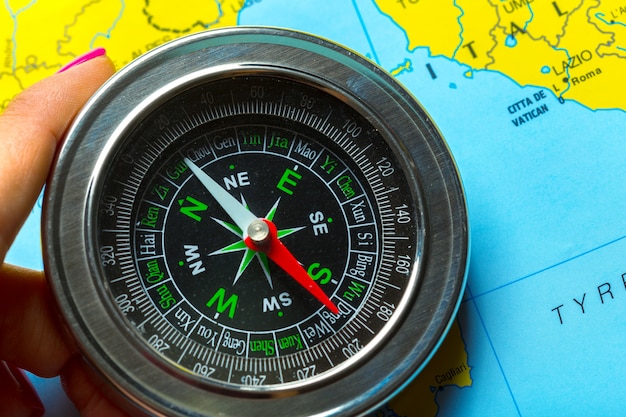 Kompas op kaart achtergrondreizen